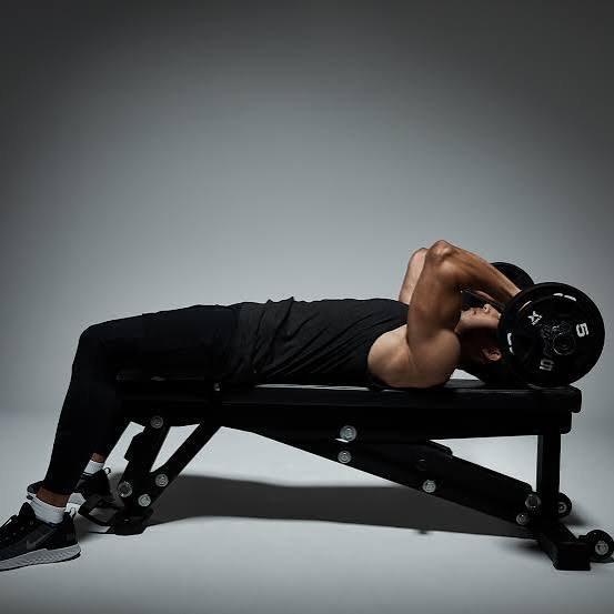چگونه حرکت Skull Crusher را با فرم صحیح انجام دهیم